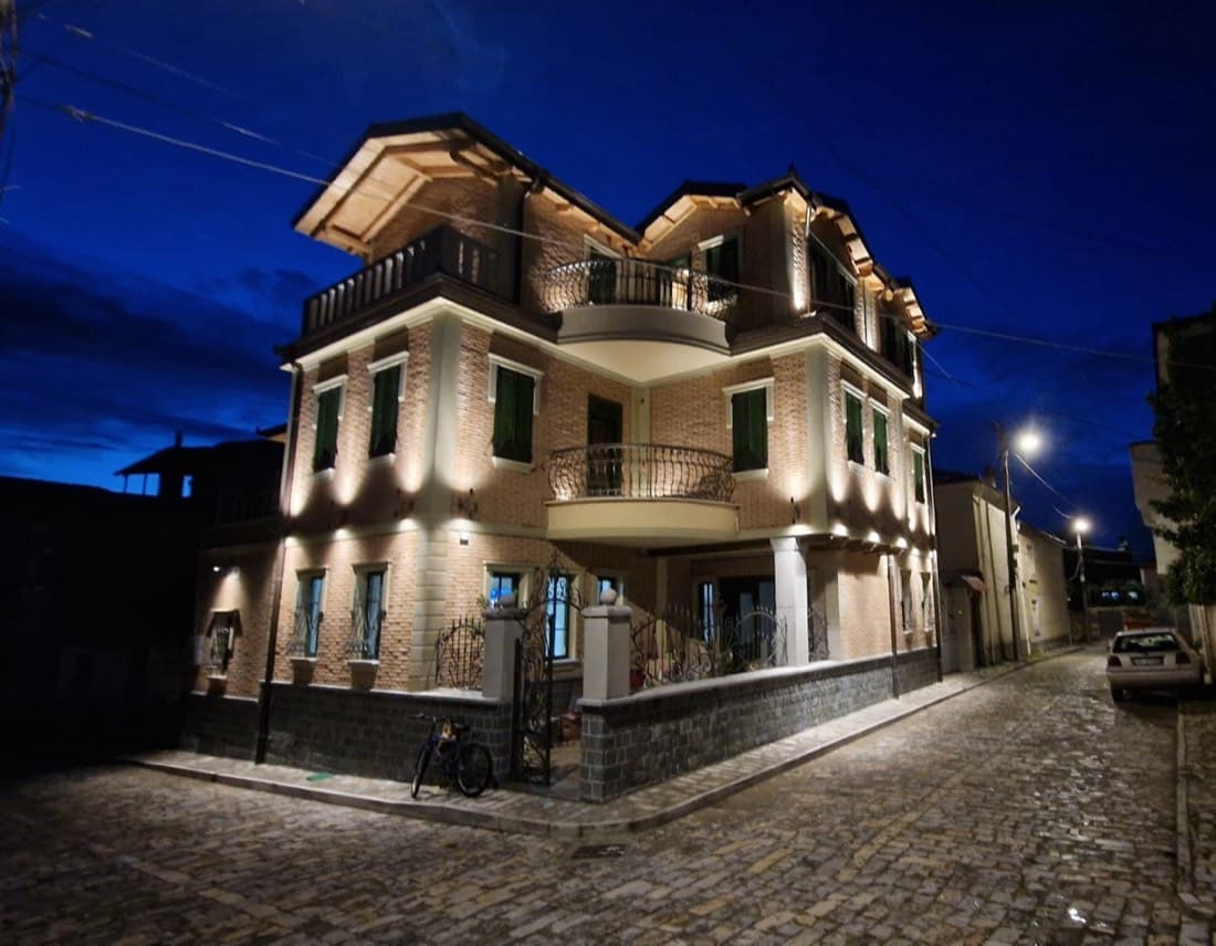 Bujtina Behram, Korçë