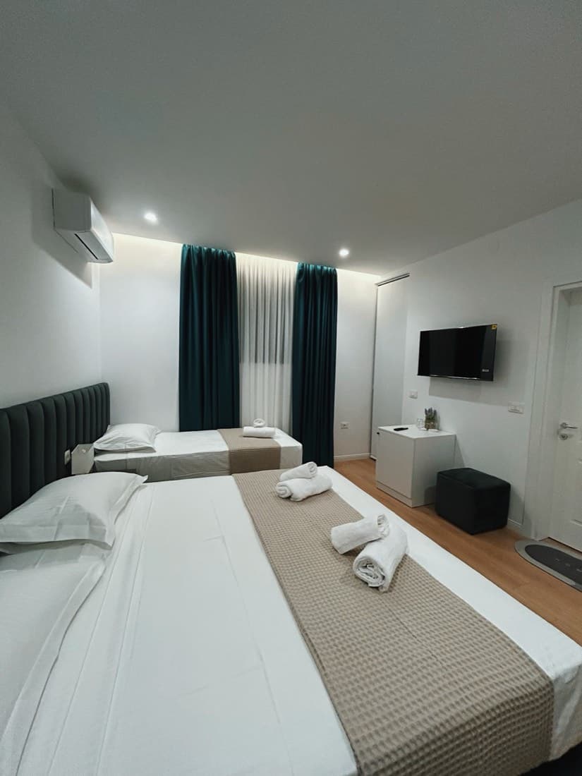 Clinton Tirana Inn 2