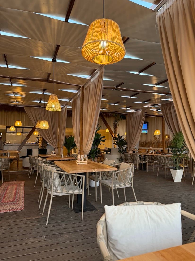 Bar Restaurant 2 Lips