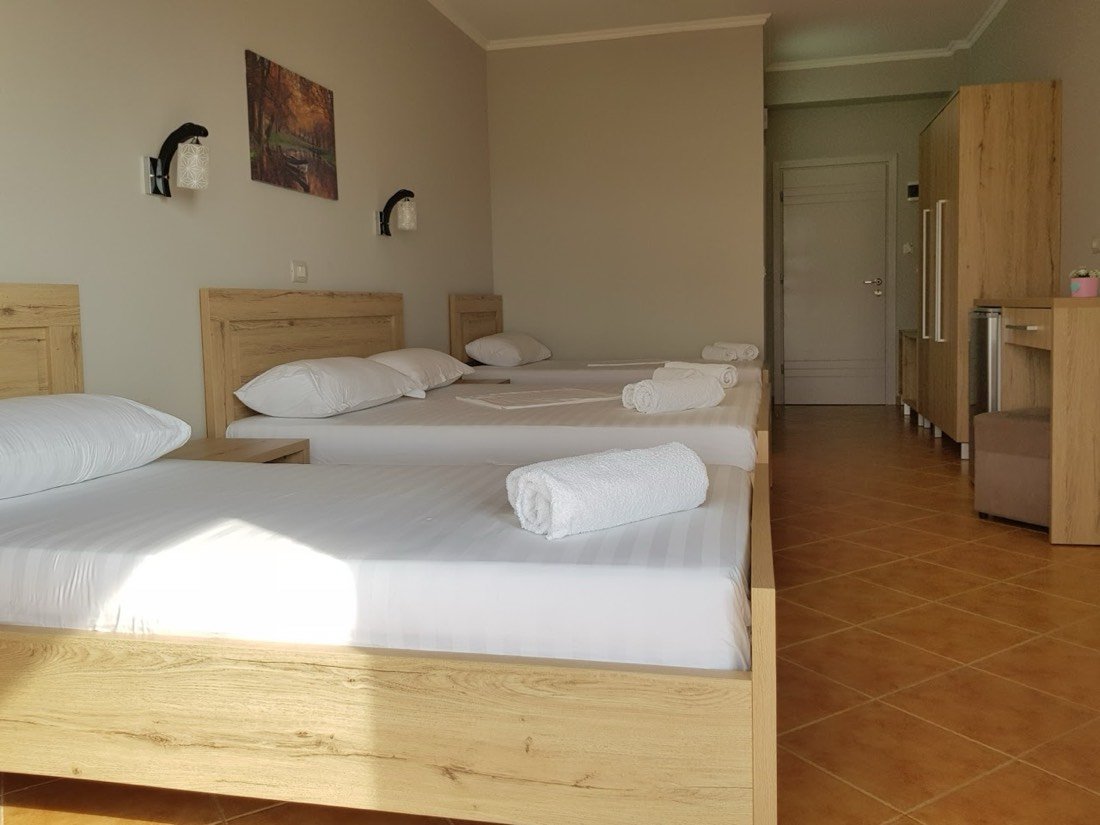 Toni Retzo Rooms, Himare 2